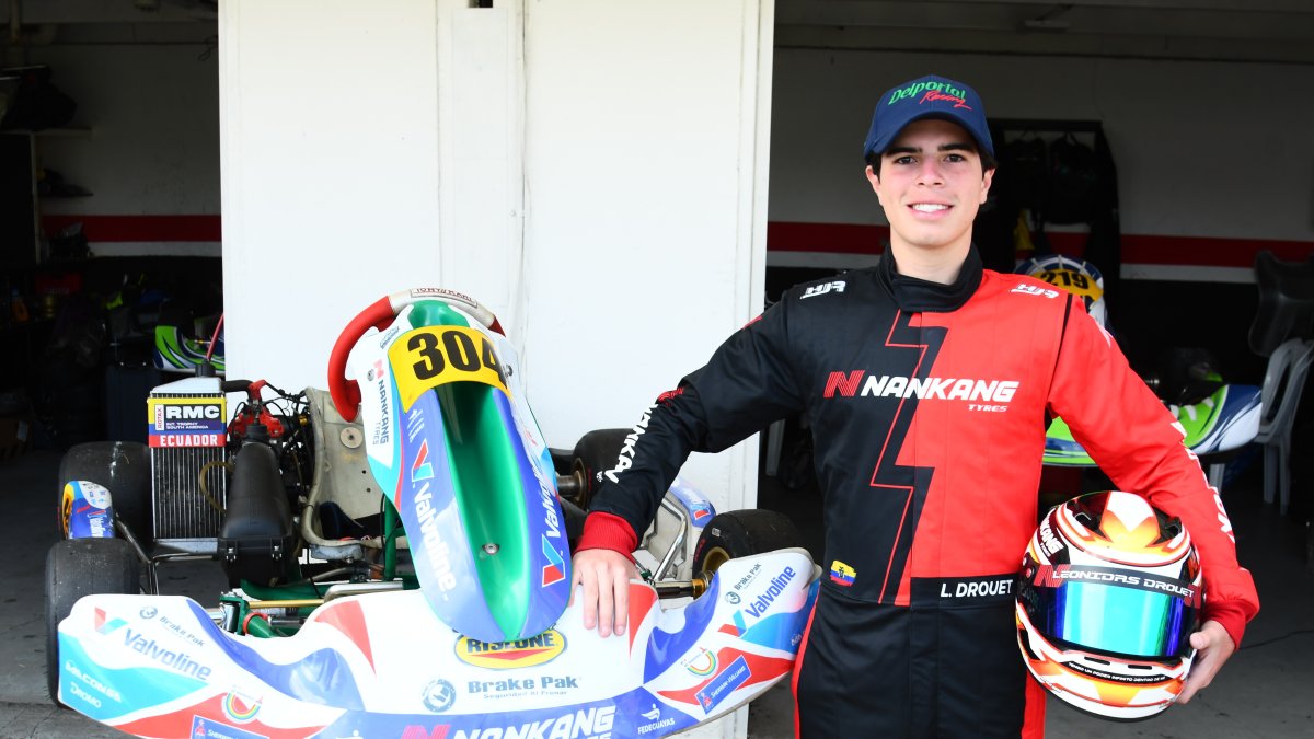 El joven piloto guayaquileño Leonidas Drouet con uno de los monoplazas en los que compite en karting. También lo hace en el rally de automovilismo.