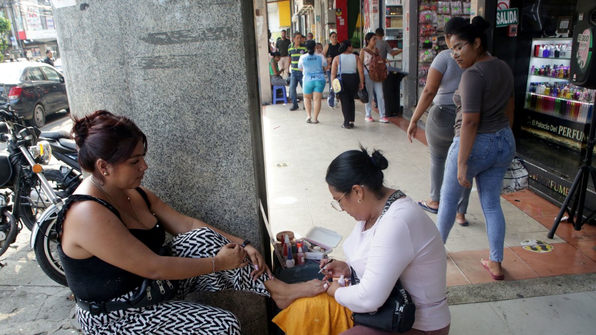 Dorcas atiende a sus clientas habituales en medio de la multitud de la Bahía.