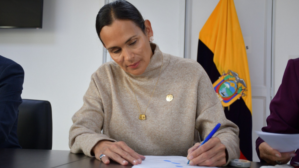 El presidente Daniel Noboa anunció cambios en su gabinete, incluyendo la salida de Inés Manzano
