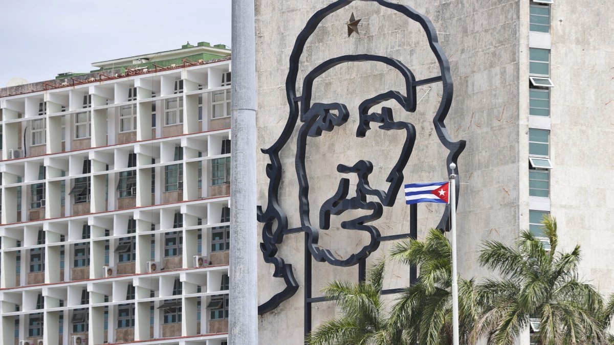 Fotografía del edificio del Ministerio del Interior de Cuba en La Habana, Cuba.
