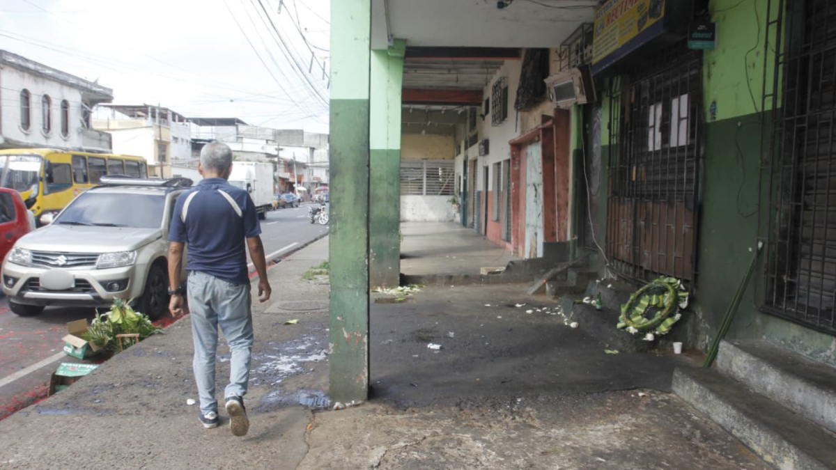 En la zona en donde se produjo el hecho quedaron restos de juegos pirotécnicos y de cajas de cervezas.