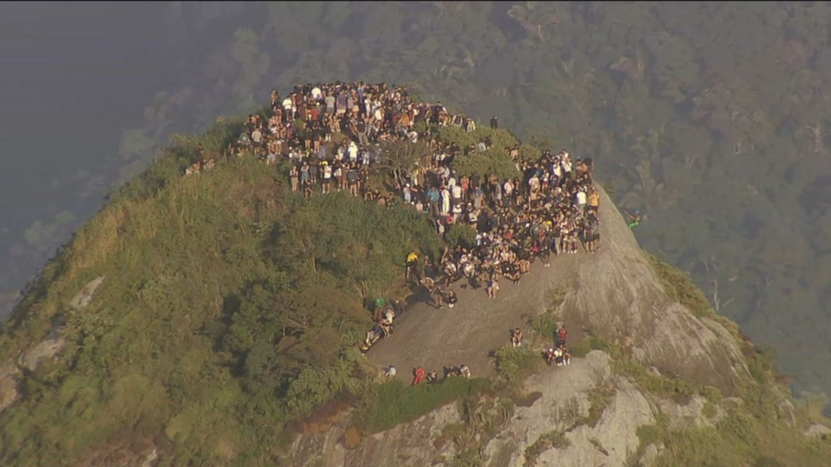 Cientos de turistas quedaron atrapados en la cima del 
