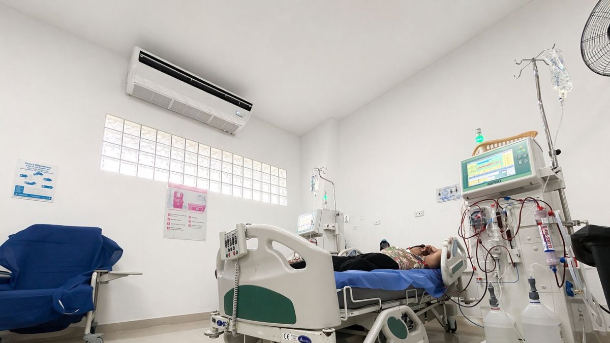 El IESS instaló equipos de aire acondicionado en el área de diálisis como medida emergente tras denuncias por altas temperaturas.