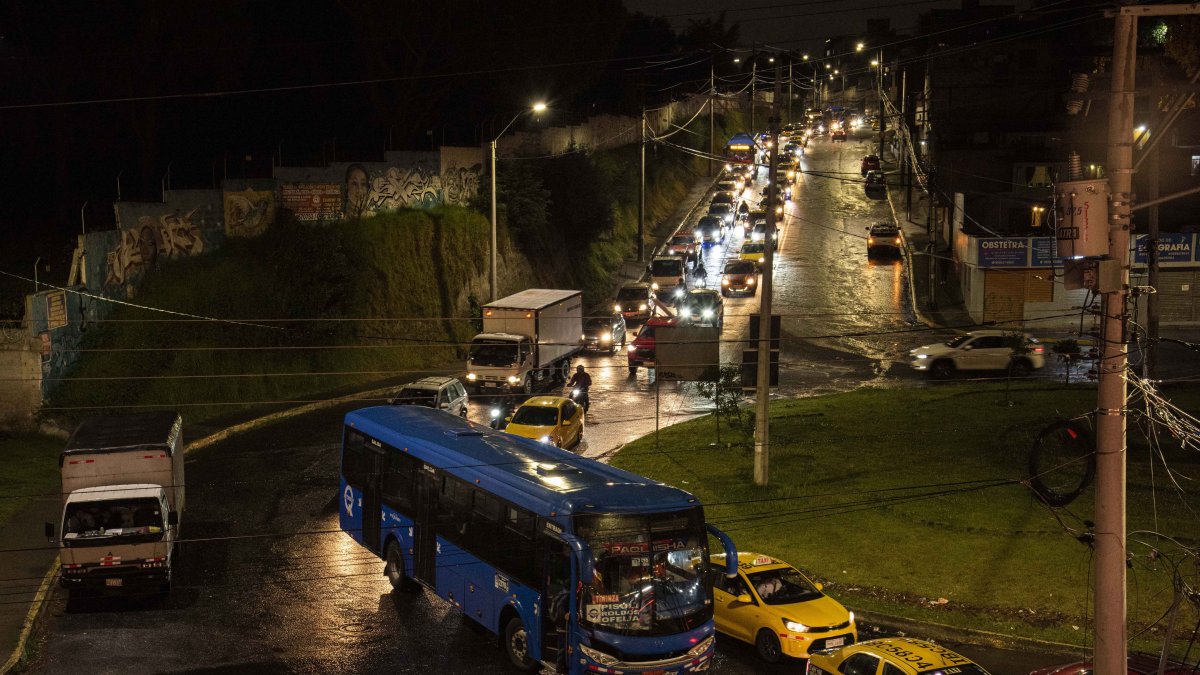 Recorrer poco más de un kilómetro, desde la Occidental hacia el redondel de la Rumihurco, toma hasta 30 minutos.