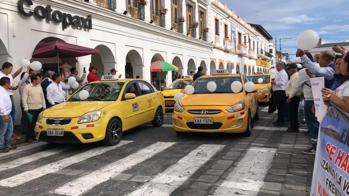 La marcha recorrió las principales calles de Latacunga y se concentraron en la Gobernación.