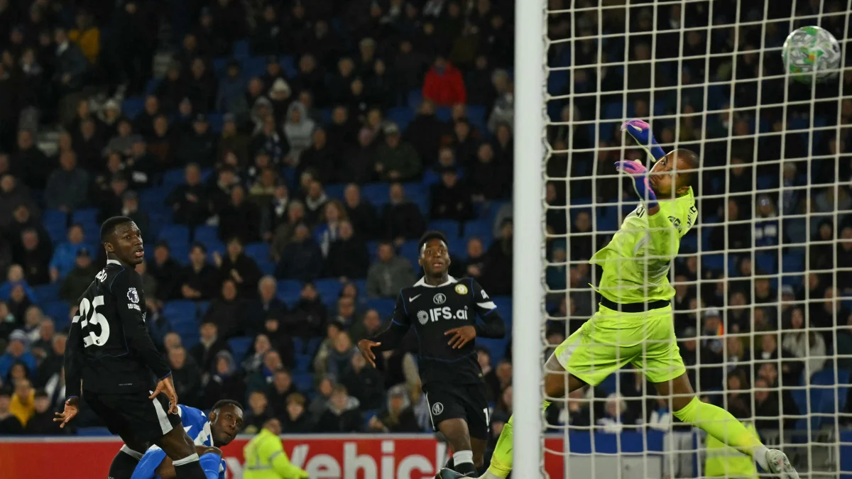Moisés Caicedo (i) jugó todo el partido en la derrota 3-0 de Chelsea ante Brighton.