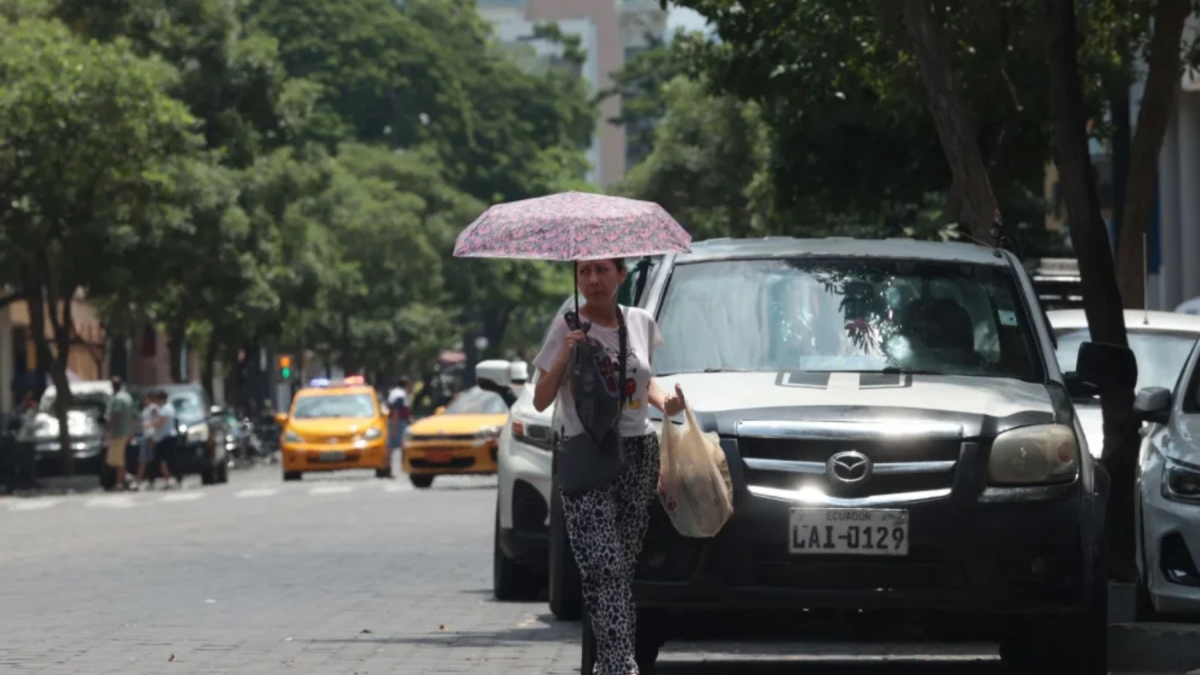 Niños, adultos mayores y trabajadores al sol son más vulnerables durante altas temperaturas por deshidratación.
