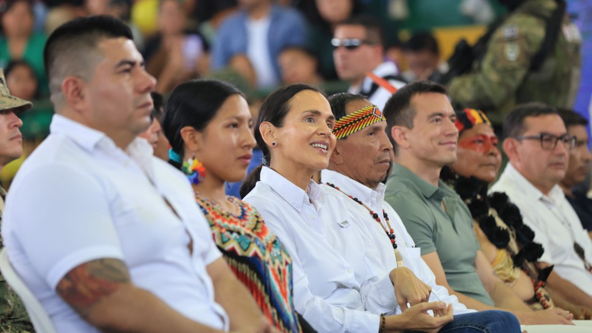 Inés Manzano (c) saldrá de la función ejecutiva.