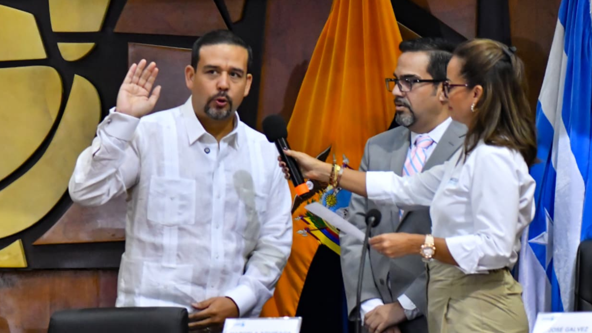 Carlos Encalada Villacís tras su designación como viceprefecto del Guayas en sesión del Consejo Provincial.