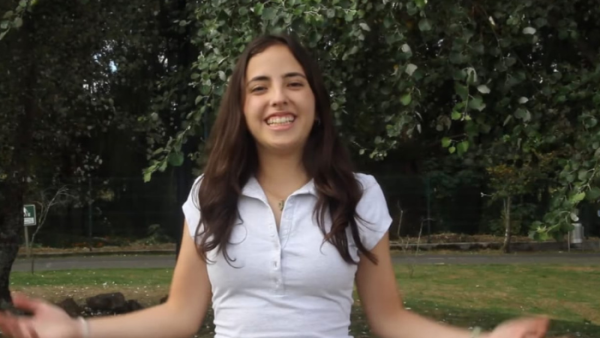 Matea Cañizares explicando la teoría del Big Bang en su video de Youtube.