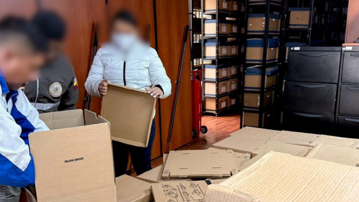 Documentos y cajas fueron incautados en la Dirección Nacional de Educación de la Policía.