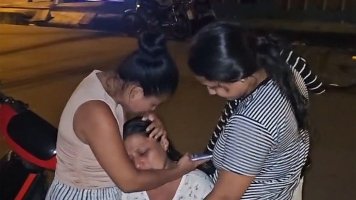 Ligia Vera (centro) pide encontrar a su hijo. “Él no andaba en cosas malas”, dijo.