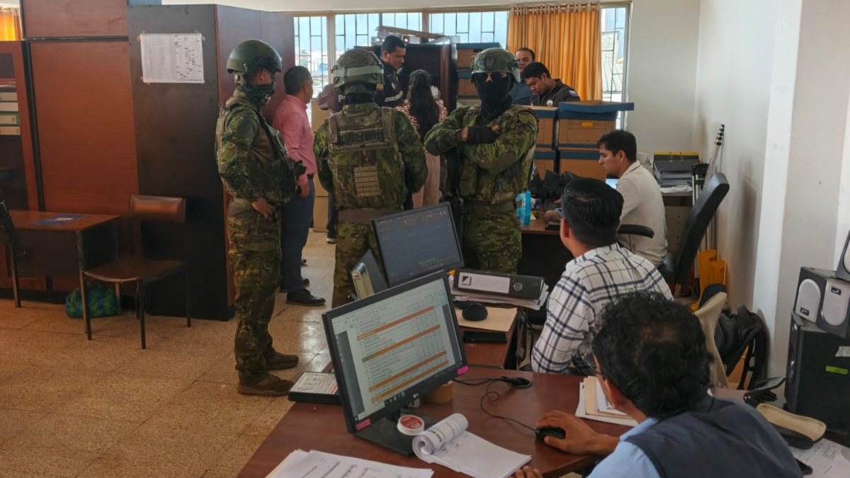 Fuerte presencia de Fiscalía, Policía y Fuerzas Armadas durante el allanamiento al GAD de Macará, en la provincia de Loja.