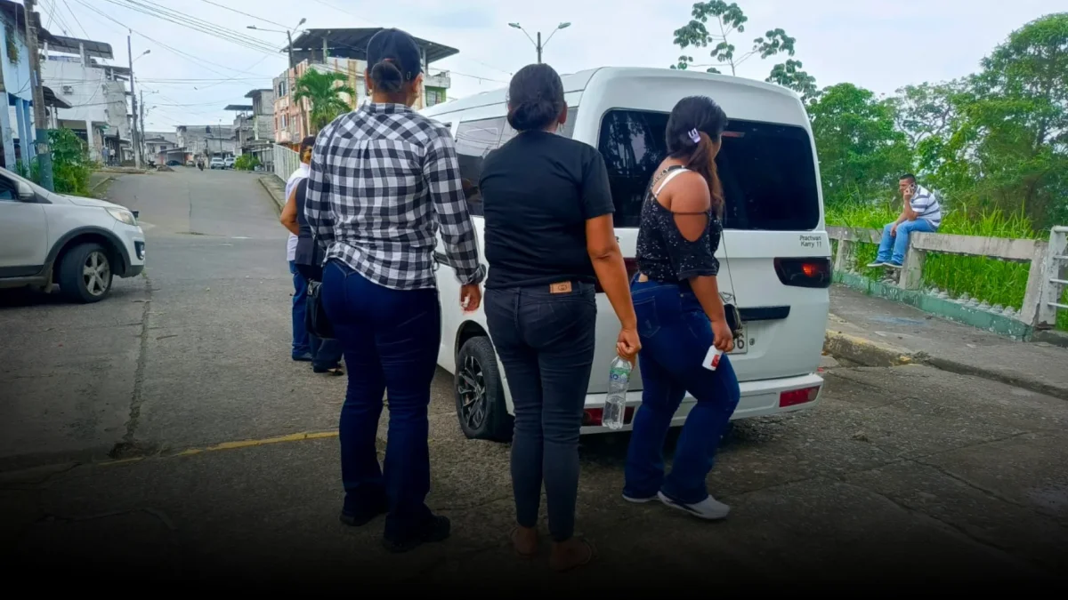 Familiares de las víctimas esperaban retirar los cuerpos en el exterior de la morgue de Quevedo.