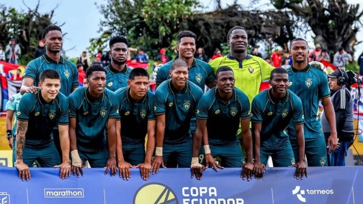 El zaguero central Wilder Estupiñán (segundo arriba desde la derecha) tomó el puesto de arquero de El Nacional en el partido ante Dumanis, en Tulcán, por los 32avos de final de la Copa Ecuador.