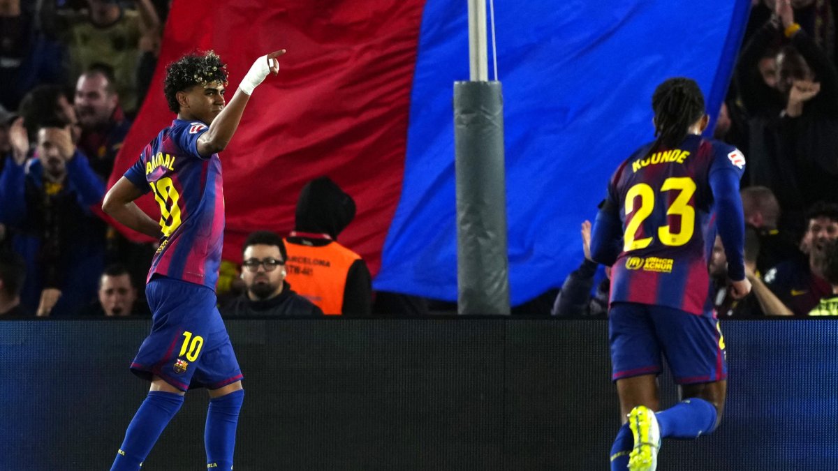 Momento en que Lamine Yamal pide el cambio por lesión.