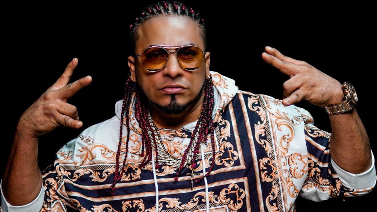 Oveja negra tiene 30 años de trayectoria. Fue pionero en subir a los buses para cantar, en la década del 90.