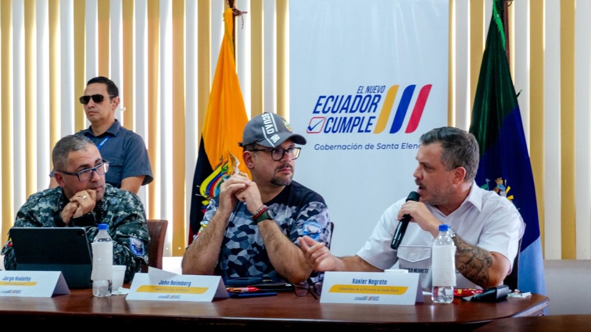 El Ministro del Interior, John Reimberg, participó de una mesa de trabajo con autoridades de Santa Elena para delinear el toque de queda