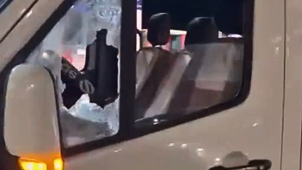 Ataque a buseta en la vía Cuenca-Molleturo deja conductor herido