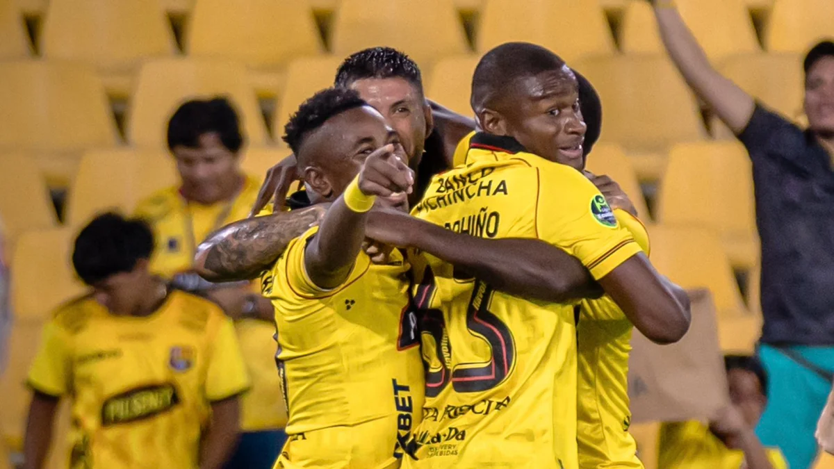 Ricardinho Caicedo con la camiseta 63 en el festejo del gol de Carabalí.