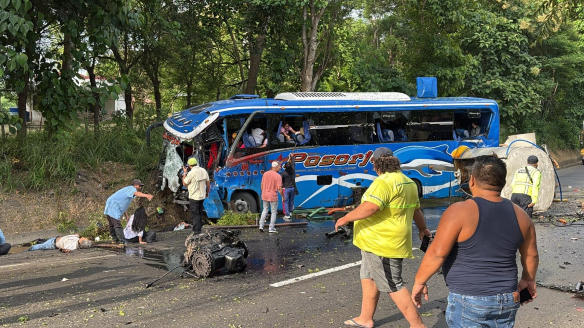 Restos del accidente quedaron visibles en la vía tras el siniestro.