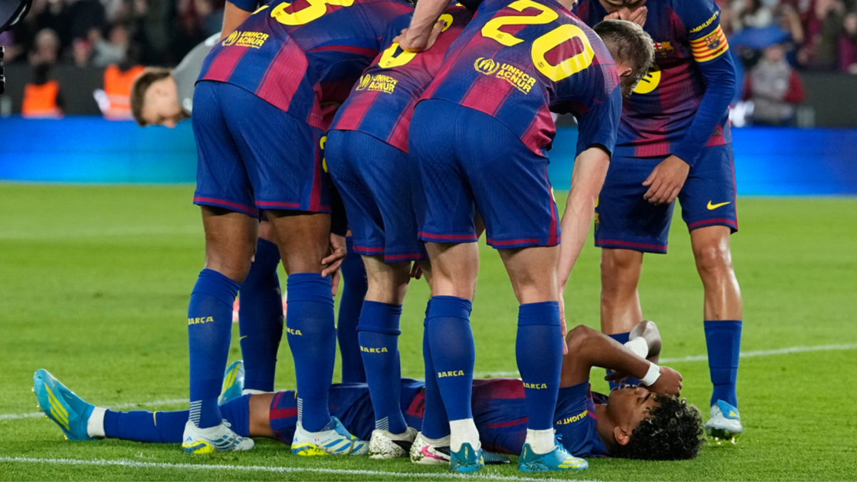 El delantero del FC Barcelona Lamine Yamal, en el momento de lesionarse durante el partido de la jornada 33 de LaLiga ante el Celta de Vigo