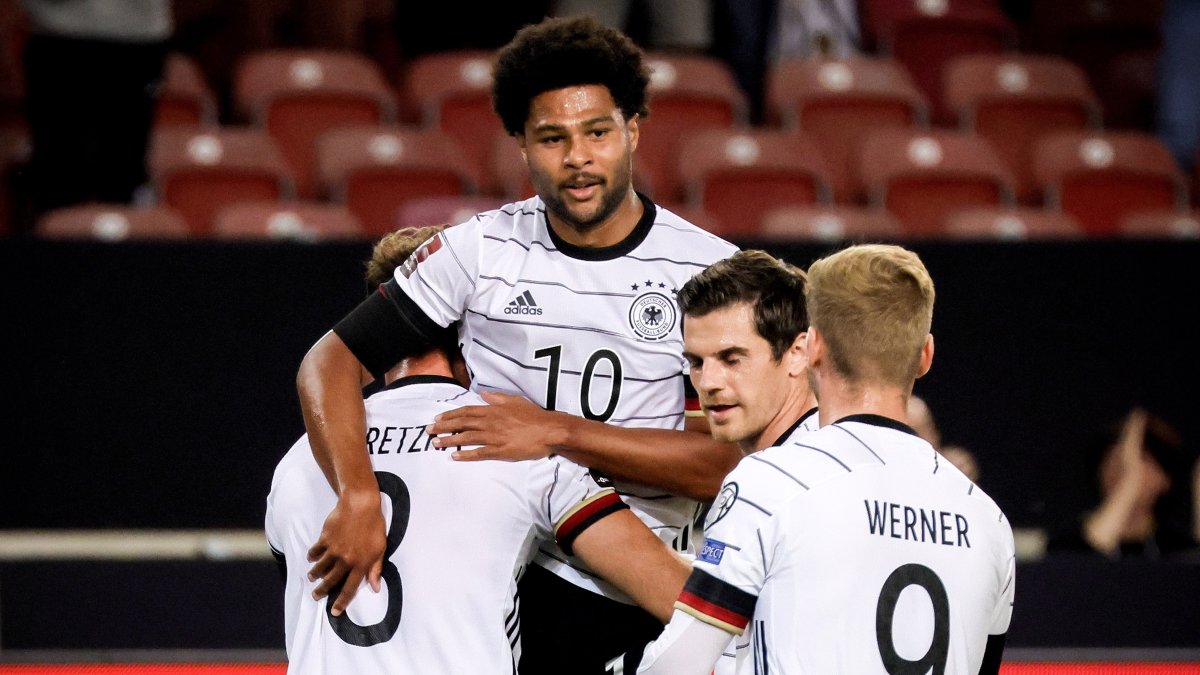 Serge Gnabry (10) es titular fijo en la selección de Alemania.