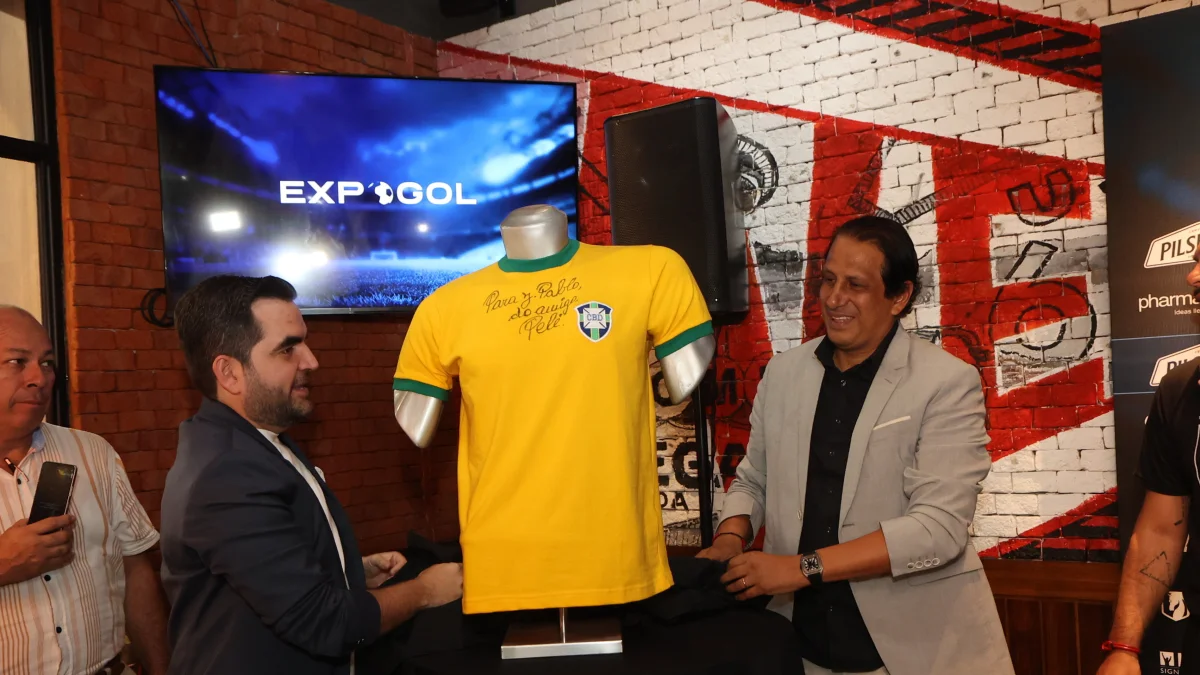 La presentación de la Expogol contó con la presencia de figuras del fútbol como José Francisco Cevallos (d).