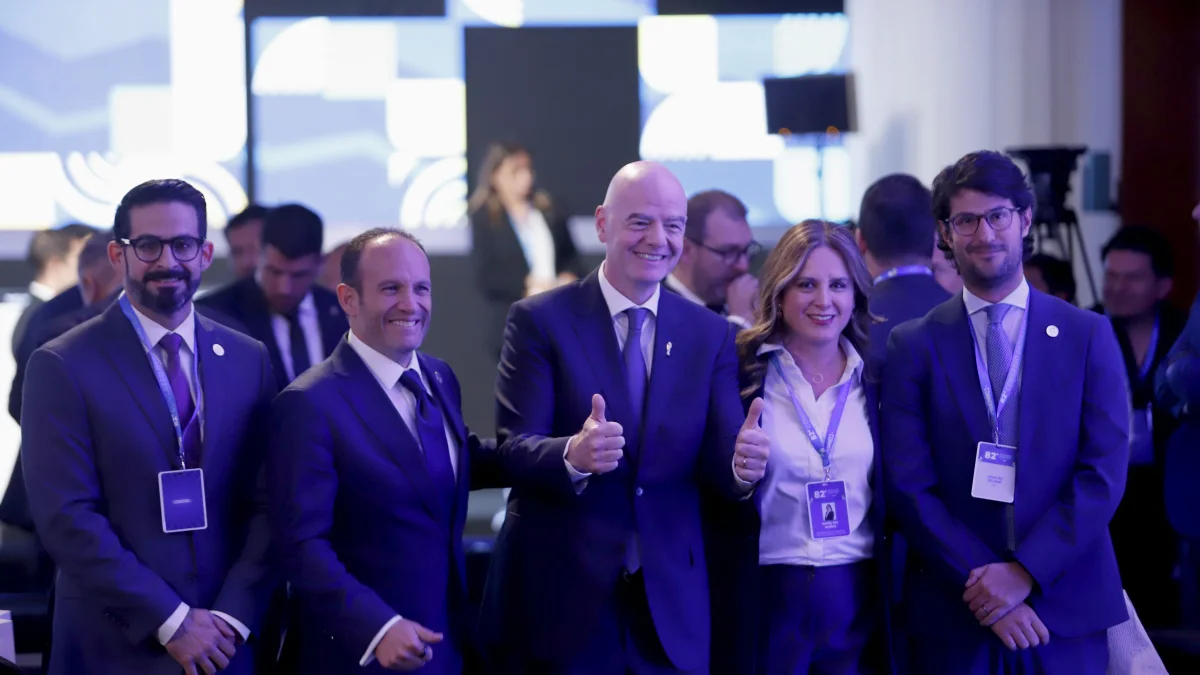 Gianni Infantino (c) estuvo con representantes de la FEF y su titular, Francisco Egas.