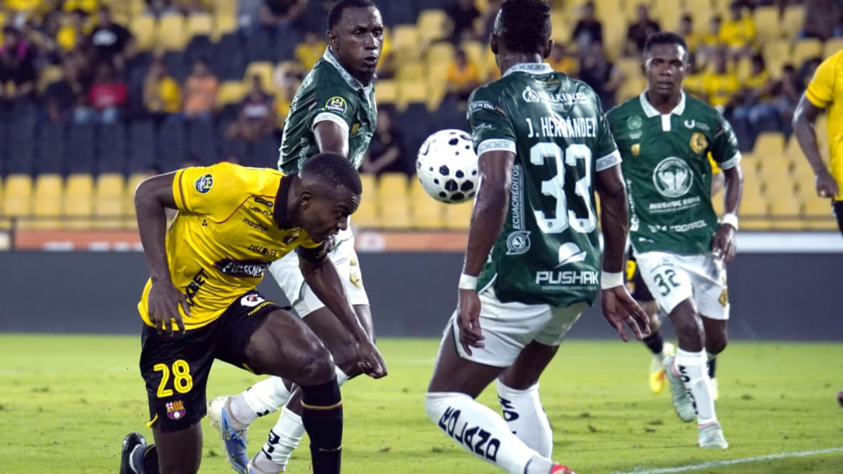Jhonny Quiñónez (izq.), de buen presente en Barcelona SC.
