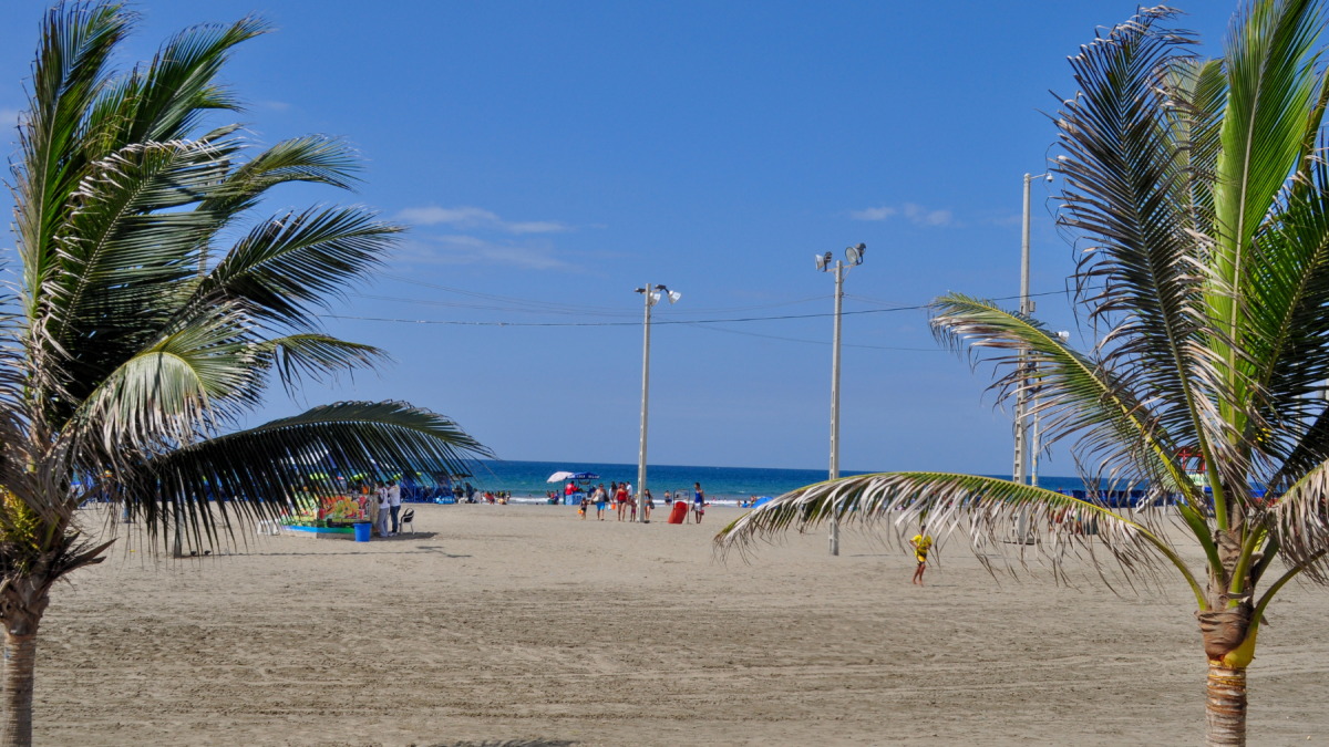 El feriado del 1 de mayo es una oportunidad para visitar las playas del Ecuador, como la del Murciélago, en Manta.
