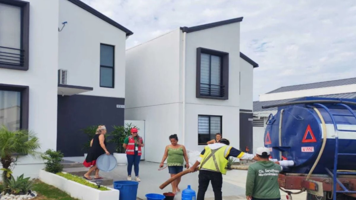 Corte inesperado deja sin agua a vía a la costa.