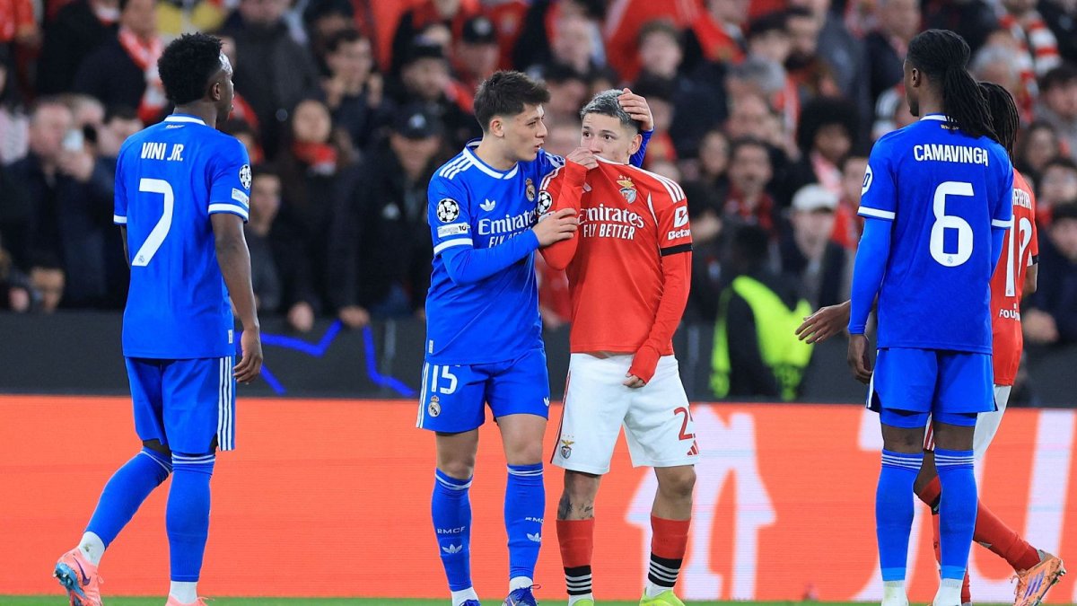 El jugador argentino del Benfica (c) cuando ocurrió la cuestionada acción contra Vinicius (i)
