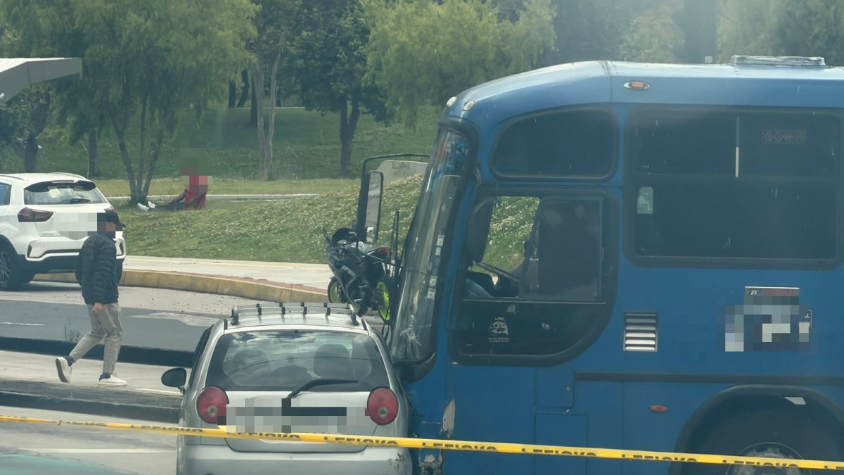 Un auto y un bus están involucrados en un aparatoso choque.