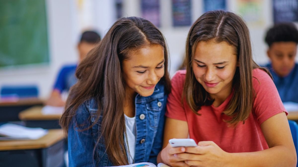 El uso de celulares dentro del aula sigue regulado en Ecuador.