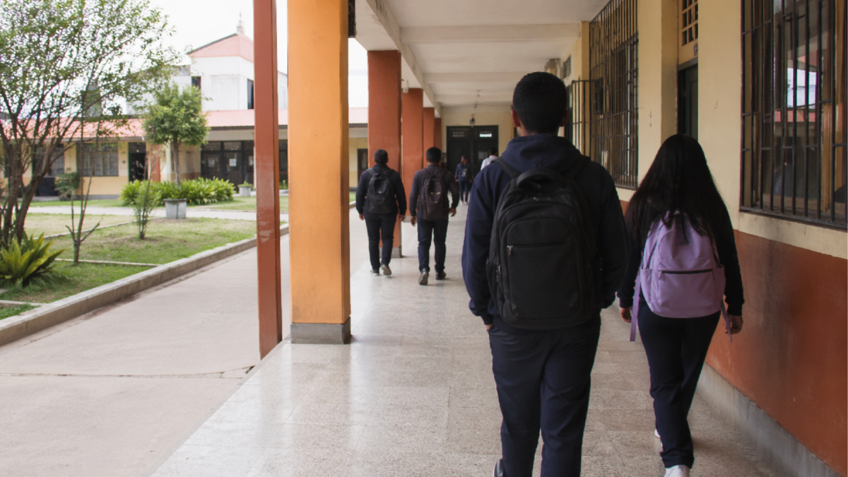 Imagen referencial generada con IA que recrea un entorno educativo tras la alerta en Tena.