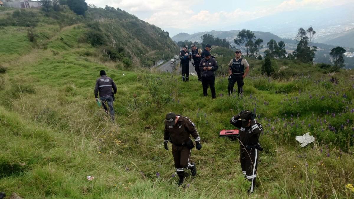 Los investigadores buscan evidencias en la escena del crimen.