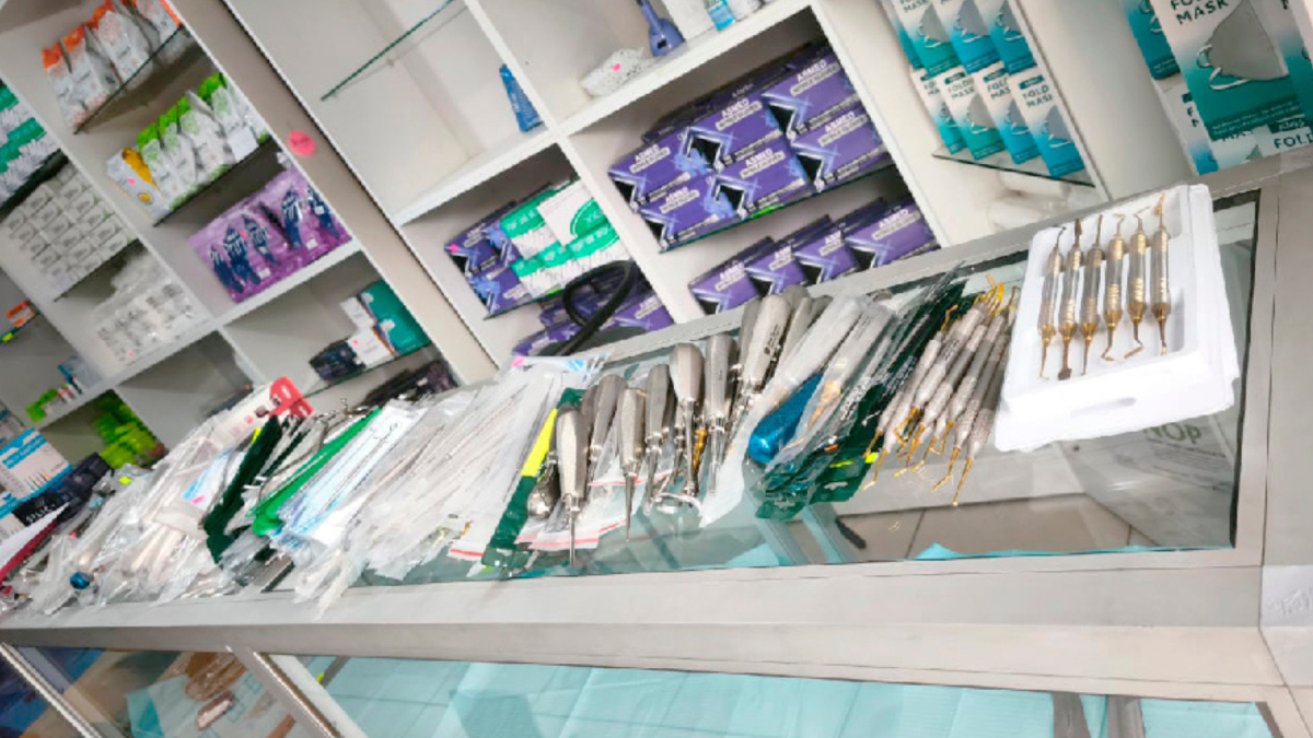 Arcsa decomisó más de mil insumos odontológicos irregulares en Cuenca.