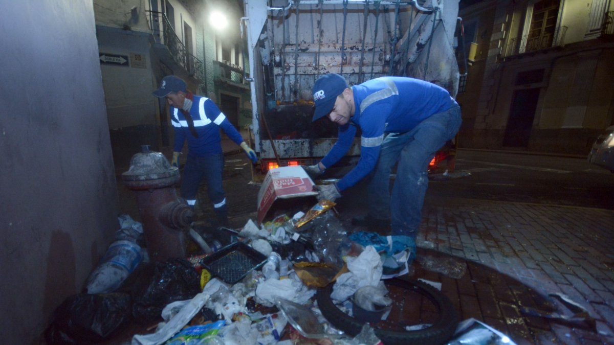 Los horarios de recolección de basura se mantienen en Quito.