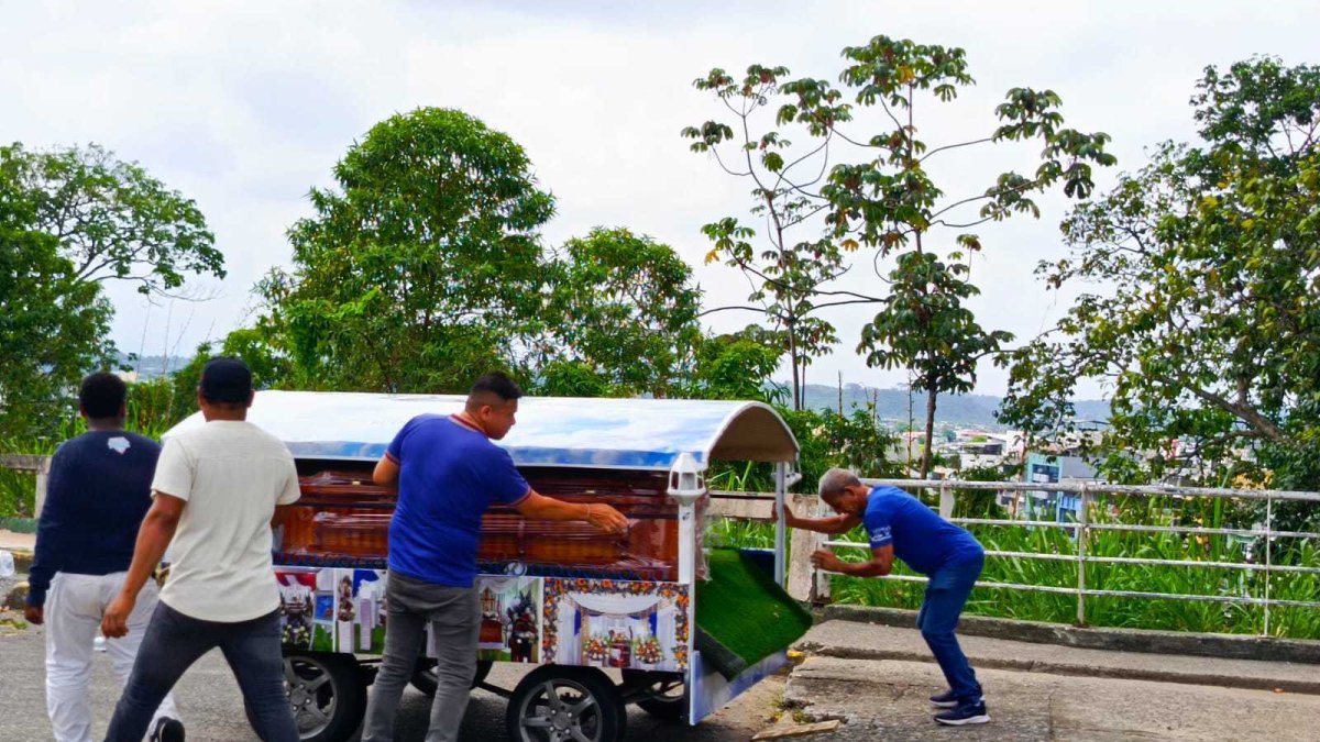 Al mediodía de este viernes retiraron los cuatro cuerpos de la familia asesinada, para el velatorio y sepultura.