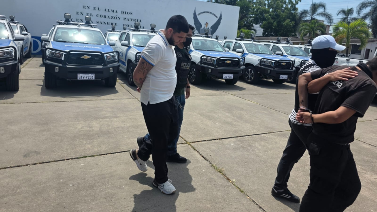 La Policía presentó este sábado a tres sujetos capturados, entre ellos a Leonardo Murillo Olmedo, alias ‘Maldito Árabe’.