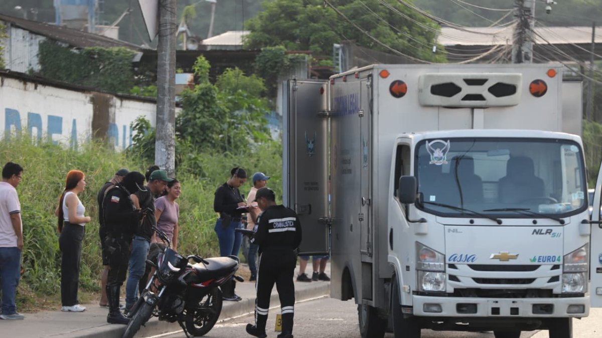 Personal de Criminalística recaba indicios junto a los cuerpos en la escena del crimen.