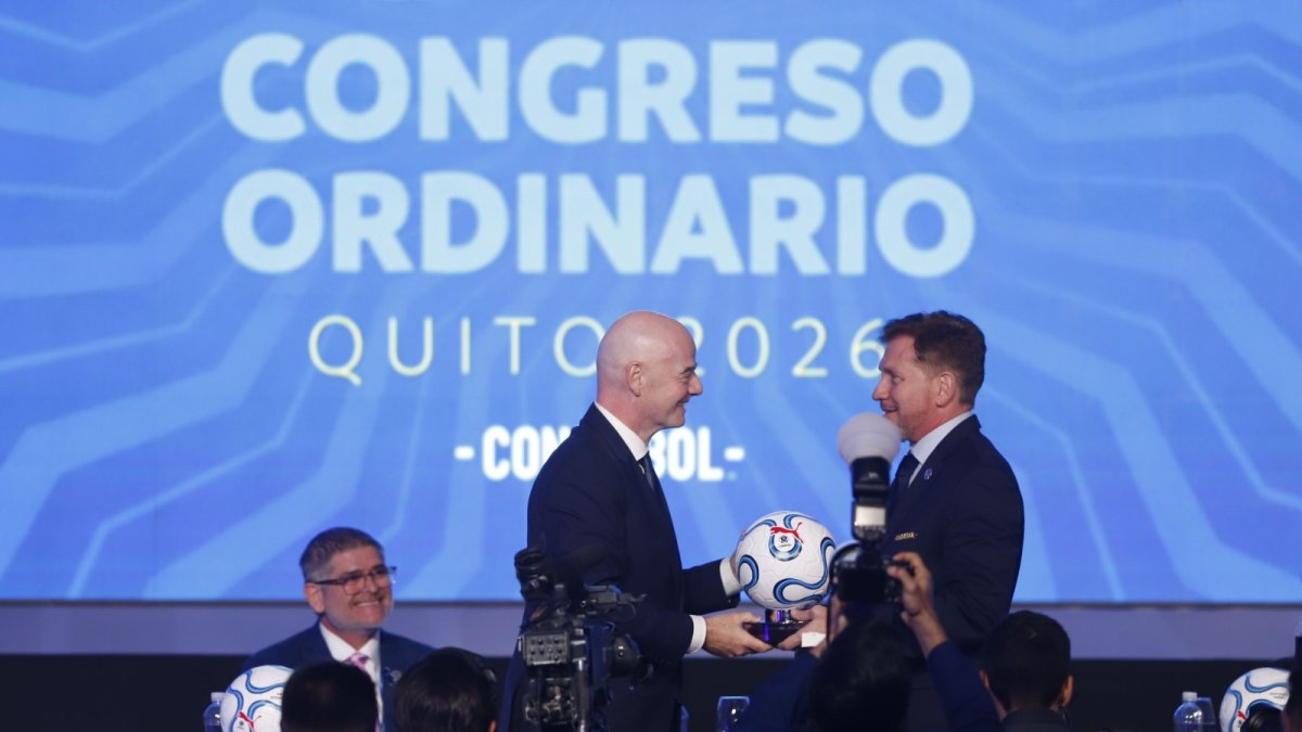 Gianni Infantino, presidente de la FIFA (i) y Alejandro Domínguez, titular de la Conmebol, trataron en Quito diferentes temas e ideas de interés para la región