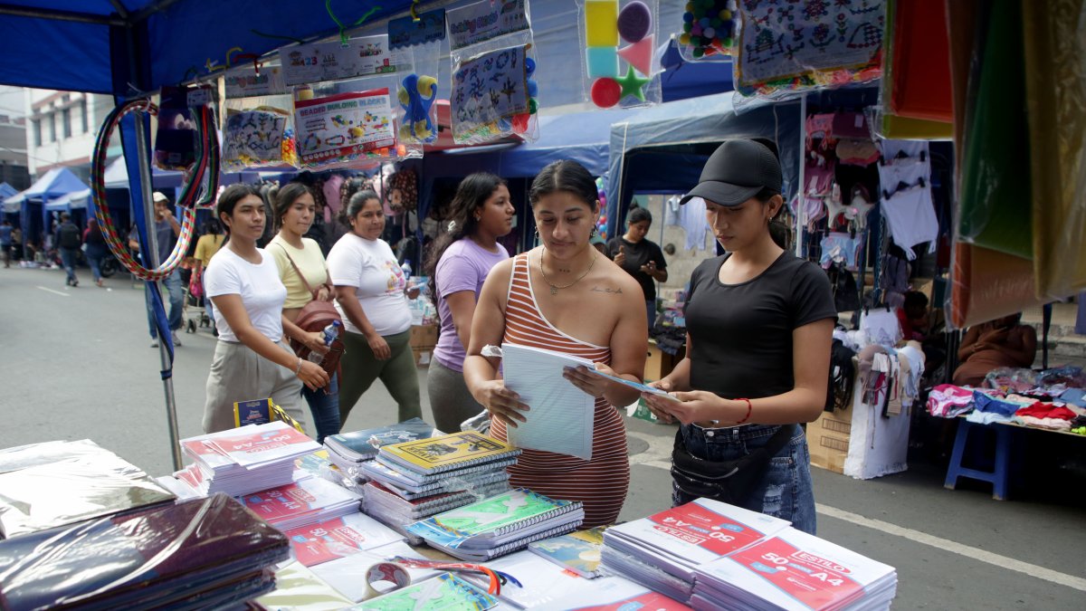 Micaela Villacís (de naranja) también oferta sus productos a través de TikTok en una cuenta llamada ‘Dolarazo escolar’.