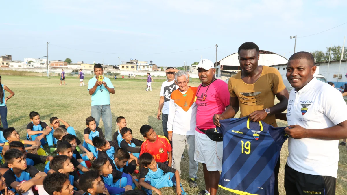 Jordy Caicedo cuando visitó al profesor Luis Medina y su escuela en Durán.