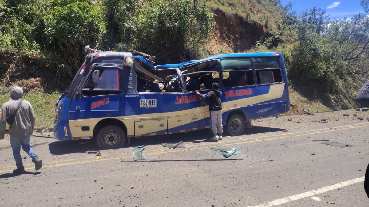 Bus destruido tras la explosión en la vía Panamericana, en Cajibío.