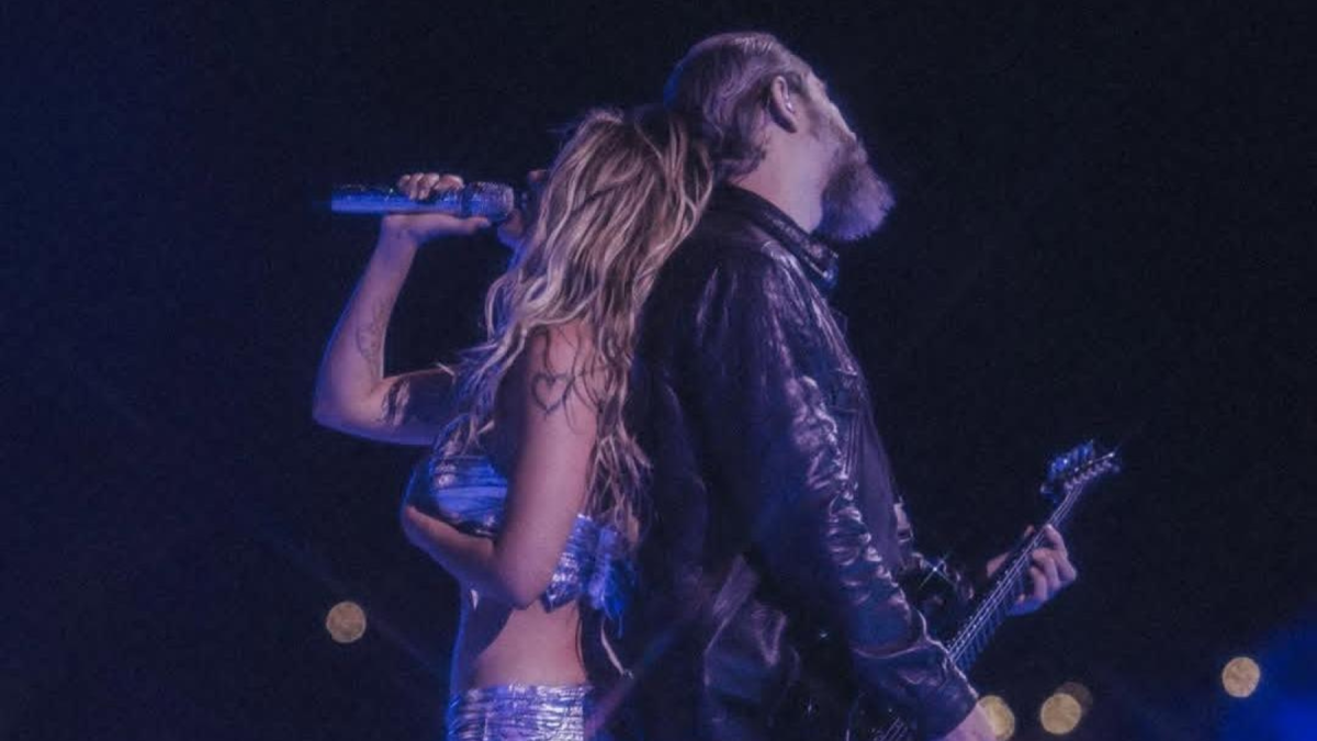 Karol G cantando 'Después de ti' junto a Greg González en el escenario de Coachella.