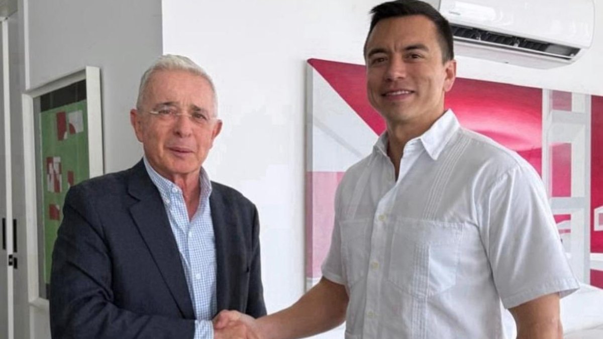 Noboa y Uribe aparecen juntos en una imagen que desató polémica regional.