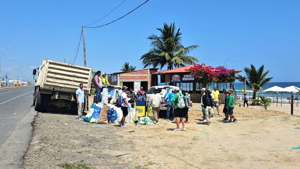 En minga se limpió la playa en los balnearios de San Pablo y Chulluype en la provincia de Santa Elena