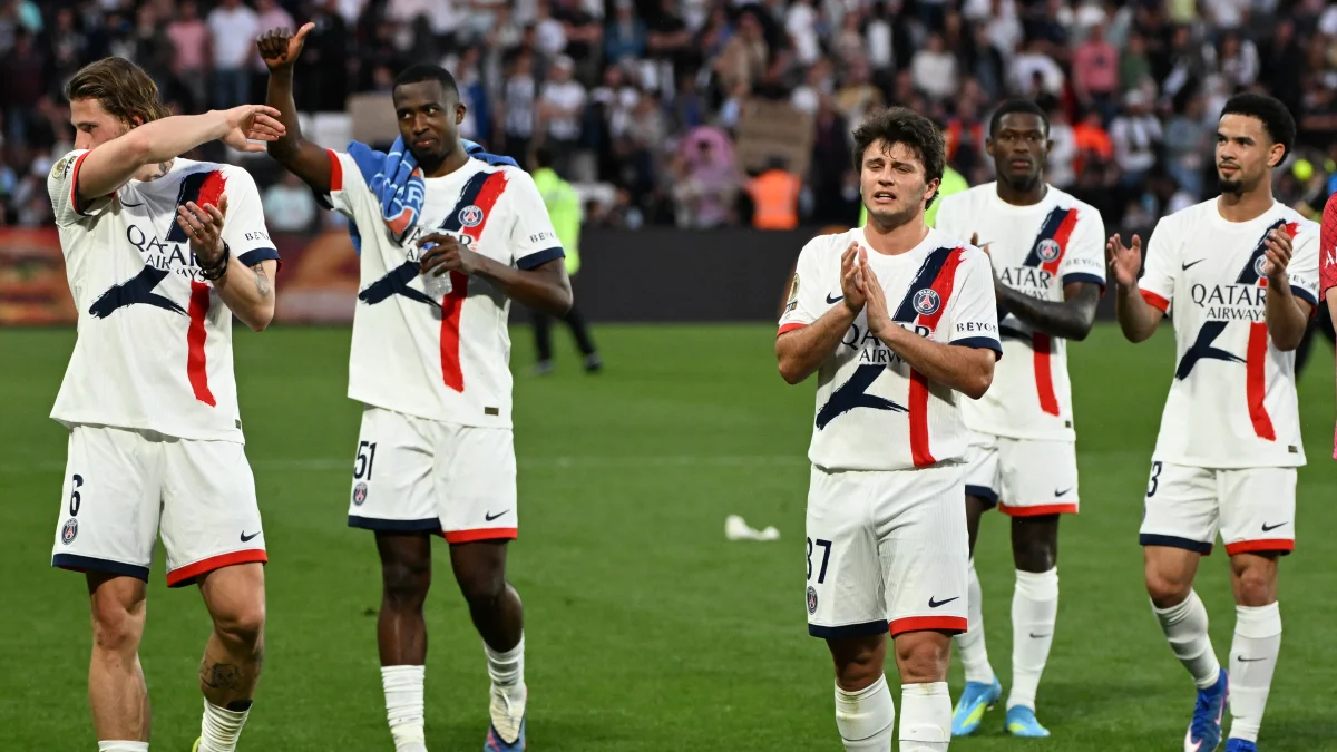 Willian Pacho (c) fue parte de la goleada de PSG a Angers en Francia.